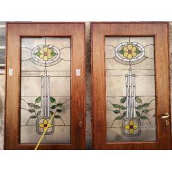 7 porte in legno con vetrate istoriate